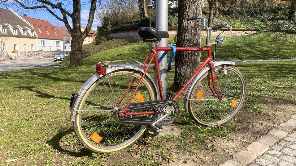 Das Herrenrad steht auf der Grünanlage am Kinseherberg - offenbar schon seit Monaten. Das Herrenrad steht auf der Grünanlage am Kinseherberg - offenbar schon seit Monaten.