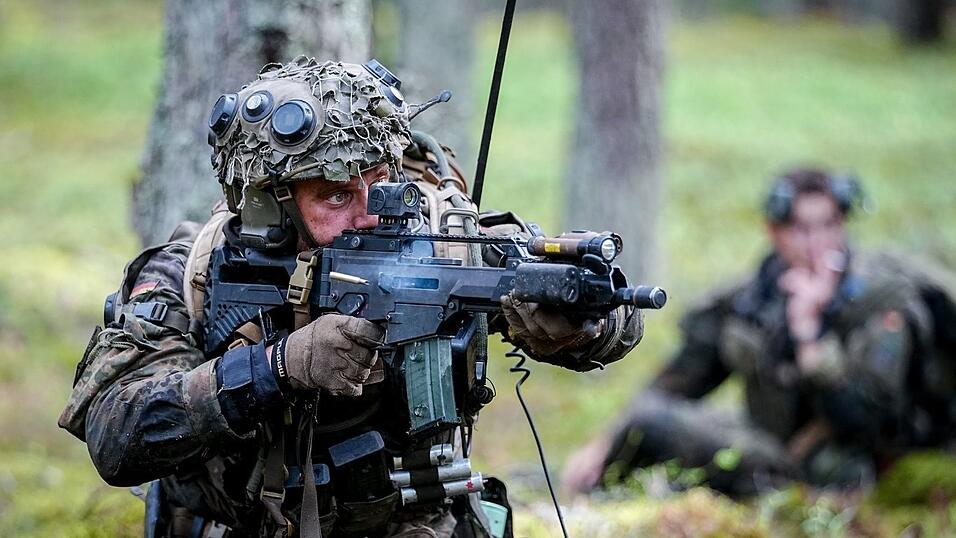Die Bundeswehr will in Litauen mit regelmäßigen Manövern Präsenz an der Nato-Flanke zeigen. Die Bundeswehr will in Litauen mit regelmäßigen Manövern Präsenz an der Nato-Flanke zeigen.