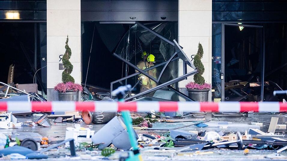 Feuerwehrleute begutachten Trümmer in dem Hotel.