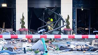 Feuerwehrleute begutachten Trümmer in dem Hotel.