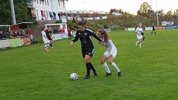 Der SV Wilting (in Schwarz) zeigte zwar großen Einsatz, konnte aber wenig spielerische Lösungen finden. Der SV Wilting (in Schwarz) zeigte zwar großen Einsatz, konnte aber wenig spielerische Lösungen finden.