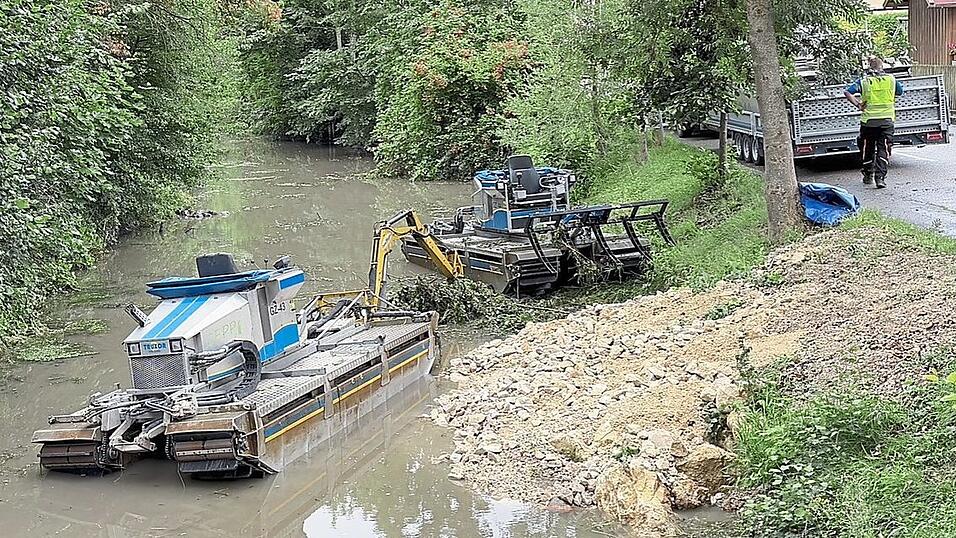 Zunächst wird der starke Bewuchs vom Steg „Am Katzbach“ bis zur Brücke in der Herzogstraße entfernt. Zunächst wird der starke Bewuchs vom Steg „Am Katzbach“ bis zur Brücke in der Herzogstraße entfernt.