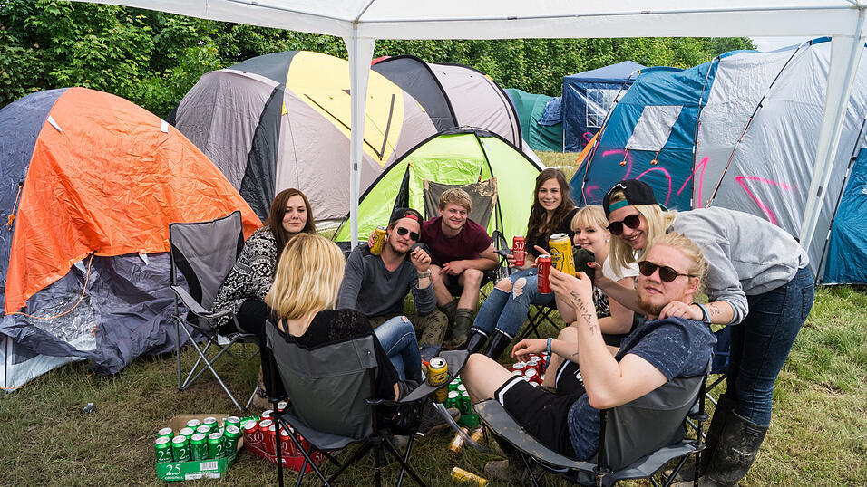 Auf dem Campingplatz lassen es die Pfingst-Open-Air-Besucher richtig krachen, aufgenommen von Regina H&ouml;lzel am Freitag.