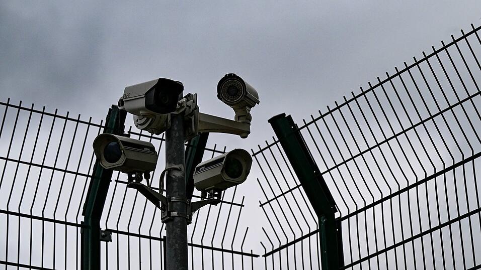 An zwei Standorten in Bayern werden künftig die sogenannten Außengrenzverfahren für Einreisen in die EU stattfinden. (Symbolbild) An zwei Standorten in Bayern werden künftig die sogenannten Außengrenzverfahren für Einreisen in die EU stattfinden. (Symbolbild)