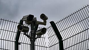 An zwei Standorten in Bayern werden künftig die sogenannten Außengrenzverfahren für Einreisen in die EU stattfinden. (Symbolbild) An zwei Standorten in Bayern werden künftig die sogenannten Außengrenzverfahren für Einreisen in die EU stattfinden. (Symbolbild)