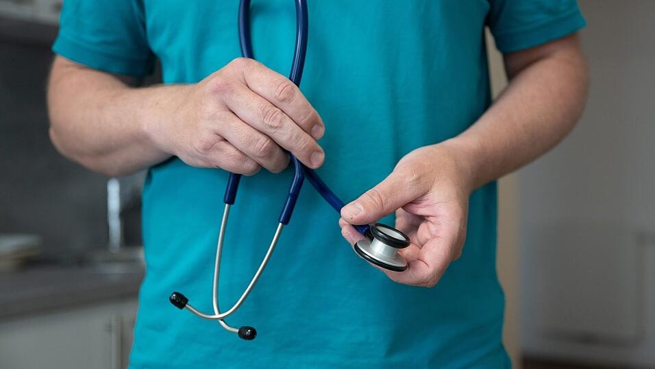 Das Sparpaket soll die gesetzlichen Krankenkassen 2027 um 16,3 Milliarden Euro entlasten - auch bei den Arztpraxen soll gek&uuml;rzt werden. (Symbolbild)