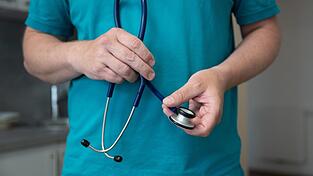 Das Sparpaket soll die gesetzlichen Krankenkassen 2027 um 16,3 Milliarden Euro entlasten - auch bei den Arztpraxen soll gek&uuml;rzt werden. (Symbolbild)