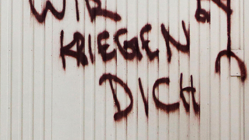 Unbekannte T&auml;ter haben am 19.10.2015 in Leipzig auf einem Baucontainer den Schriftzug 'Wir kriegen dich' gespr&uuml;ht. Die T&auml;ter bleiben meist anonym, ihre Angriffe sind hasserf&uuml;llt und offen rassistisch. Auch in Sachsen werden Kommunalpolitiker oder Beh&ouml;rdenmitarbeiter zur Zielscheibe.