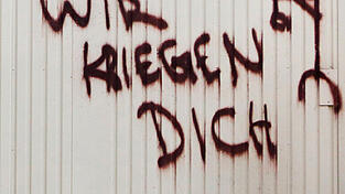 Unbekannte Täter haben am 19.10.2015 in Leipzig auf einem Baucontainer den Schriftzug 'Wir kriegen dich' gesprüht. Die Täter bleiben meist anonym, ihre Angriffe sind hasserfüllt und offen rassistisch. Auch in Sachsen werden Kommunalpolitiker oder Behördenmitarbeiter zur Zielscheibe. Unbekannte Täter haben am 19.10.2015 in Leipzig auf einem Baucontainer den Schriftzug 'Wir kriegen dich' gesprüht. Die Täter bleiben meist anonym, ihre Angriffe sind hasserfüllt und offen rassistisch. Auch in Sachsen werden Kommunalpolitiker oder Behördenmitarbeiter zur Zielscheibe.