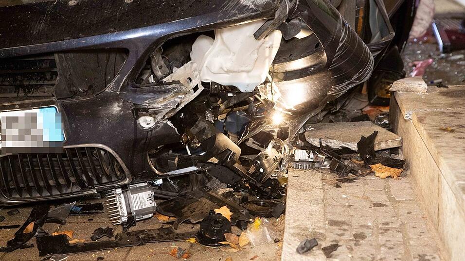 Schwerer Unfall am Dienstag kurz vor Mitternacht in Mengkofen (Kreis Dingolfing-Landau). Auch ein Rettungshubschrauber musste zur Unfallstelle beordert werden.