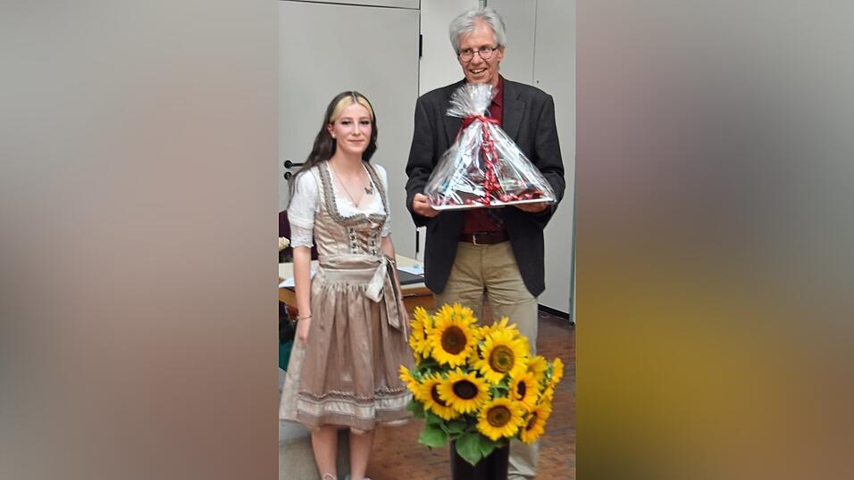 Sch&uuml;lersprecherin Jill Schie&szlig;l dankte Klassenlehrer Helmut Koller mit einem Geschenk der Klasse.