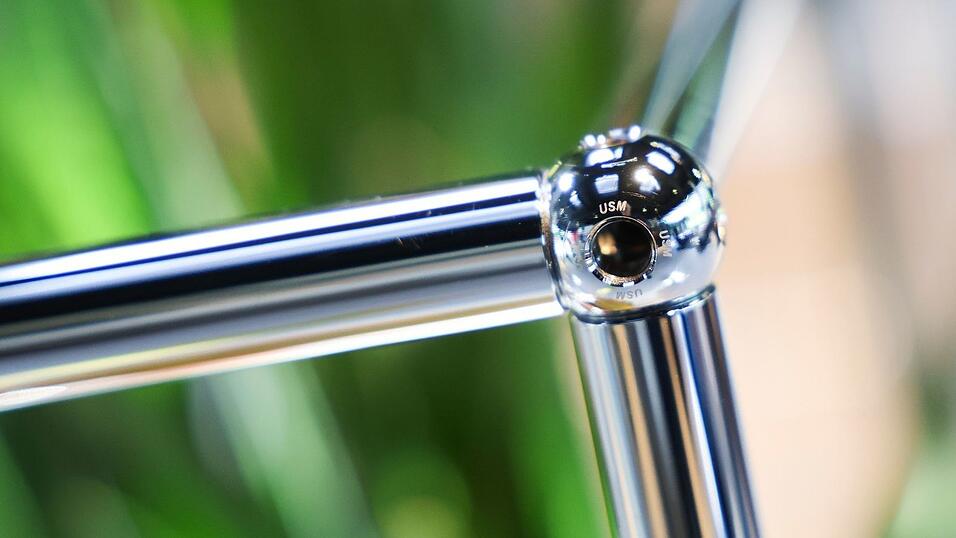 Die USM-Designm&ouml;bel zeichnen sich durch verchromten Stahlrohre, Verbindungskugeln und bunte Metall-Fronten aus.