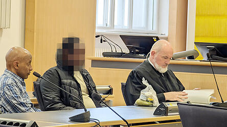 Der Angeklagte (Mitte) mit Strafverteidiger Christian Pustelnik und dem &Uuml;bersetzer.
