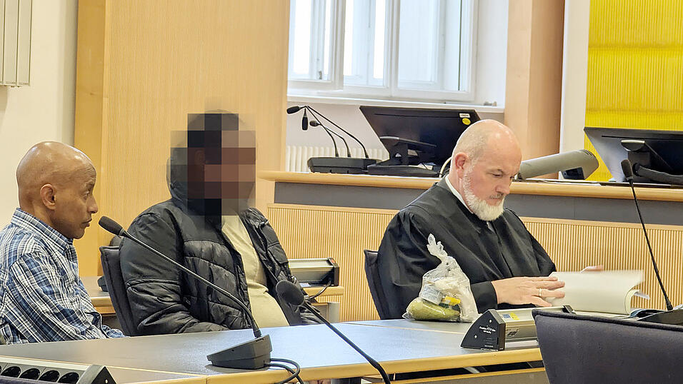 Der Angeklagte (Mitte) mit Strafverteidiger Christian Pustelnik und dem &Uuml;bersetzer.