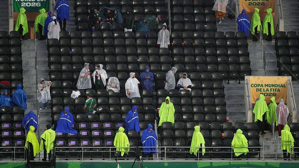 Ein Gewitter in Mexiko-Stadt sorgte für einen verspäteten Anpfiff beim Sechzehntelfinale zwischen Mexiko und Ecuador. Ein Gewitter in Mexiko-Stadt sorgte für einen verspäteten Anpfiff beim Sechzehntelfinale zwischen Mexiko und Ecuador.