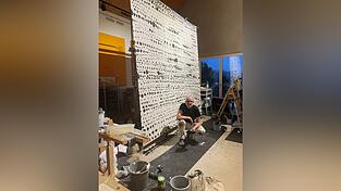 Leo Sch&ouml;tz vor seinem Bild &bdquo;Anni Domini - rhythm 2025/2025&ldquo;