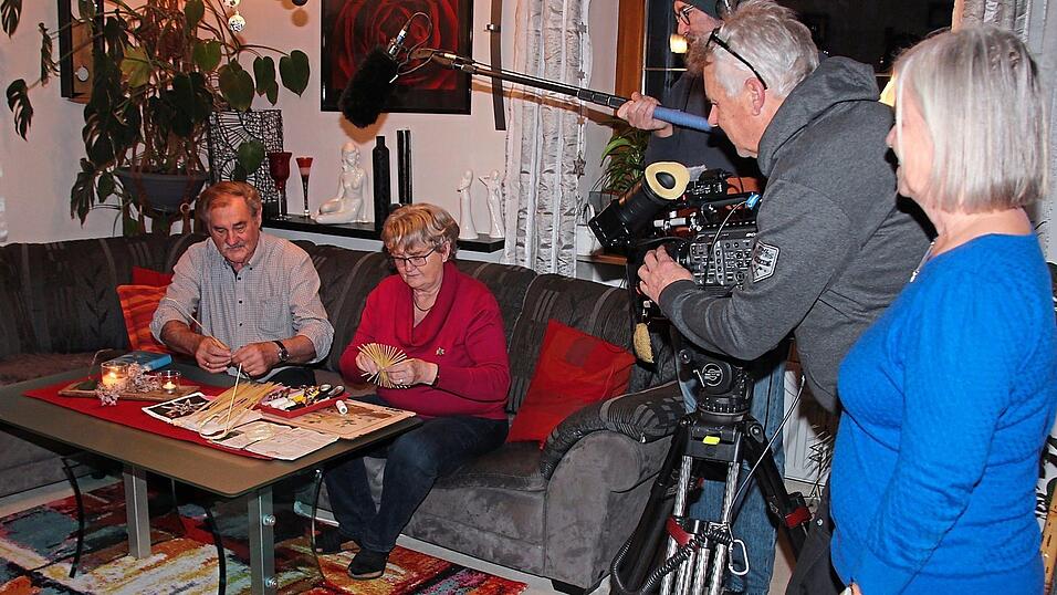 Beim Filmdreh von links: Heinrich und Christa Stautner, Tonmann Stephan Schmidt, Kameramann Volker Gabriel und Autorin Julia Seidl.