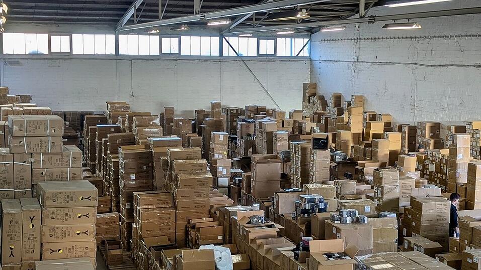 Immer mal wieder hebt der Zoll Lager mit gro&szlig;en Mengen an illegalen E-Zigaretten aus, hier ein Beispiel aus Neuss (NRW) Ende 2024. (Archivbild)