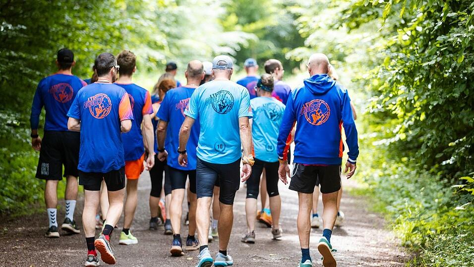 Gemeinsam statt allein: Fynn Thome trainiert mit Läuferinnen und Läufern der LTF Theeltal für die Wettbewerbe der Special Olympics. Gemeinsam statt allein: Fynn Thome trainiert mit Läuferinnen und Läufern der LTF Theeltal für die Wettbewerbe der Special Olympics.
