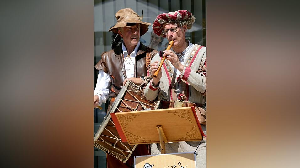 Mittelalter-Flair und super Stimmung: Die lange Einkaufsnacht 'Schlaflos' war gleichzeitig der Auftakt zum Mittelalter-Fest in Straubing. Mittelalter-Flair und super Stimmung: Die lange Einkaufsnacht 'Schlaflos' war gleichzeitig der Auftakt zum Mittelalter-Fest in Straubing.