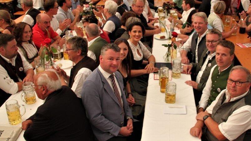 Das Festzelt am Sonntagabend war bestens gefüllt; vorn der Blick auf den Ehrentisch mit den Mandatsträgern.