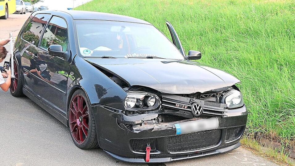 Die Fahrerin dieses Autos wurde bei dem Unfall leicht verletzt. Die Fahrerin dieses Autos wurde bei dem Unfall leicht verletzt.