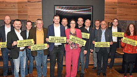 Landratskandidat Christian Schindler (5.v.l.) baut f&uuml;r die Stichwahl am 22. M&auml;rz auf die Unterst&uuml;tzung der B&uuml;rgermeister, Kreis- und Gemeinder&auml;te der Freien W&auml;hler.