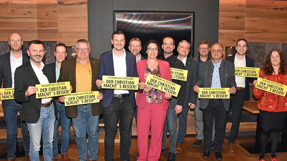 Landratskandidat Christian Schindler (5.v.l.) baut f&uuml;r die Stichwahl am 22. M&auml;rz auf die Unterst&uuml;tzung der B&uuml;rgermeister, Kreis- und Gemeinder&auml;te der Freien W&auml;hler.