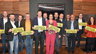 Landratskandidat Christian Schindler (5.v.l.) baut f&uuml;r die Stichwahl am 22. M&auml;rz auf die Unterst&uuml;tzung der B&uuml;rgermeister, Kreis- und Gemeinder&auml;te der Freien W&auml;hler.