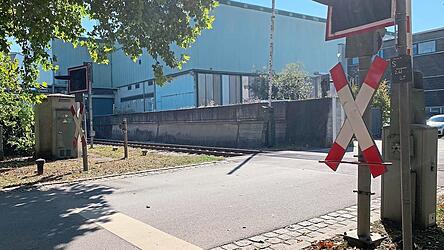 Am Bahnübergang Edlmairstraße/Dieter-Görlitz-Park kollidierte am 23. September eine 82-jährige Fußgängerin mit einer Lok. Wie die Ermittlungen der PI Deggendorf ergaben, waren die Schranken zu diesem Zeitpunkt geschlossen, das Rotlicht blinkte. Am Bahnübergang Edlmairstraße/Dieter-Görlitz-Park kollidierte am 23. September eine 82-jährige Fußgängerin mit einer Lok. Wie die Ermittlungen der PI Deggendorf ergaben, waren die Schranken zu diesem Zeitpunkt geschlossen, das Rotlicht blinkte.