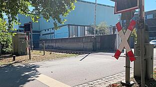 Am Bahn&uuml;bergang Edlmairstra&szlig;e/Dieter-G&ouml;rlitz-Park kollidierte am 23. September eine 82-j&auml;hrige Fu&szlig;g&auml;ngerin mit einer Lok. Wie die Ermittlungen der PI Deggendorf ergaben, waren die Schranken zu diesem Zeitpunkt geschlossen, das Rotlicht blinkte.