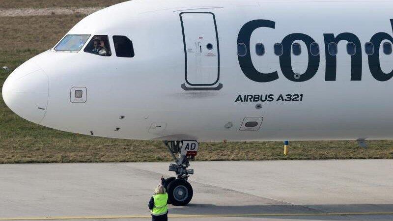 Eine Maschine von Condor musste kurz nach dem Start notlanden. Eine Maschine von Condor musste kurz nach dem Start notlanden.