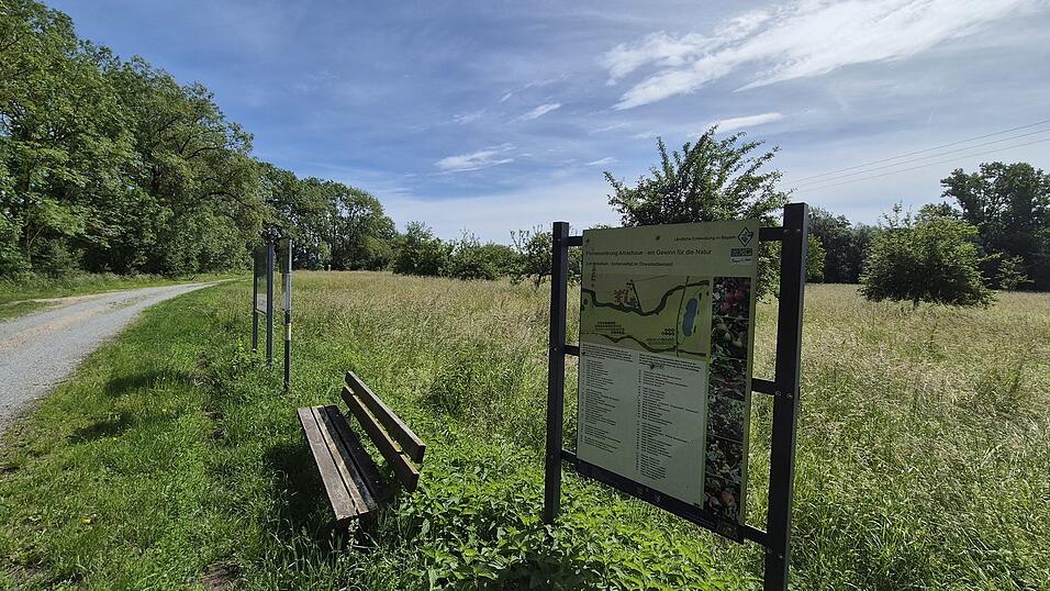 Natur pur: B&auml;nke laden in der Aitrachaue zum Verweilen ein, Infotafeln geben Auskunft &uuml;ber Flora und Fauna.