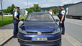 Beamte kontrollieren ein Auto an der Grenze bei Furth im Wald. (Symbolfoto)