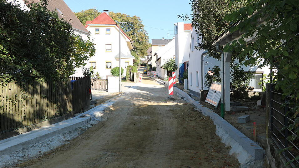 Nicht mehr lange, dann k&ouml;nnen die umfangreichen Sanierungsarbeiten in der Laurentiusstra&szlig;e mit der Asphaltierung zum Abschluss gebracht werden.