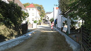 Nicht mehr lange, dann können die umfangreichen Sanierungsarbeiten in der Laurentiusstraße mit der Asphaltierung zum Abschluss gebracht werden. Nicht mehr lange, dann können die umfangreichen Sanierungsarbeiten in der Laurentiusstraße mit der Asphaltierung zum Abschluss gebracht werden.