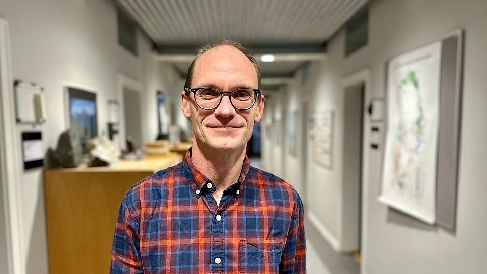 Der Mineralforscher Jakob Kl&oslash;ve Keiding steht in seinem Institut Geus.