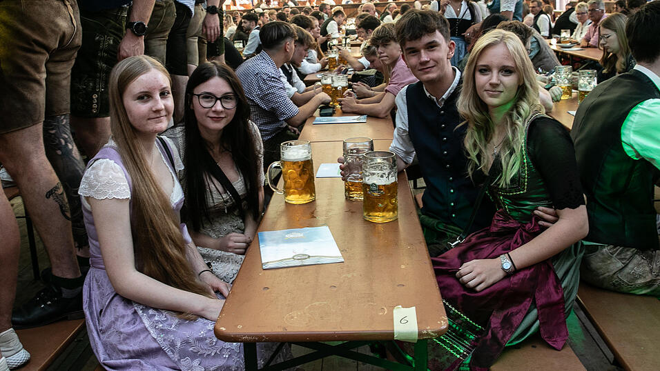 Die Partybilder vom Montag, 18. August, aus dem Festzelt Wenisch. Die Partybilder vom Montag, 18. August, aus dem Festzelt Wenisch.
