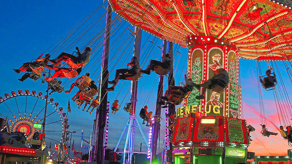 Die Klassiker schlechthin: Riesenrad und Kettenkarussell. Die Klassiker schlechthin: Riesenrad und Kettenkarussell.