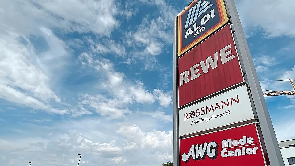 Im Fachmarktzentrum in Ergoldsbach, das 2020 gebaut wurde, sind mehrere Geschäfte angesiedelt. Die Aldi-Filiale gehört nur noch bis Oktober dazu. Im Fachmarktzentrum in Ergoldsbach, das 2020 gebaut wurde, sind mehrere Geschäfte angesiedelt. Die Aldi-Filiale gehört nur noch bis Oktober dazu.