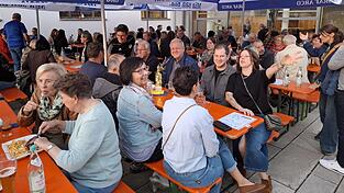 Die Stimmung bei den Besuchern war bestens. Die Stimmung bei den Besuchern war bestens.
