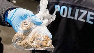 Am Mittwoch wurde im Rahmen von Ermittlungen gegen Drogenhandel im Darknet Wohnungen im Vilshofener Raum durchsucht, darunter auch in Aldersbach. (Symbolbild) Am Mittwoch wurde im Rahmen von Ermittlungen gegen Drogenhandel im Darknet Wohnungen im Vilshofener Raum durchsucht, darunter auch in Aldersbach. (Symbolbild)