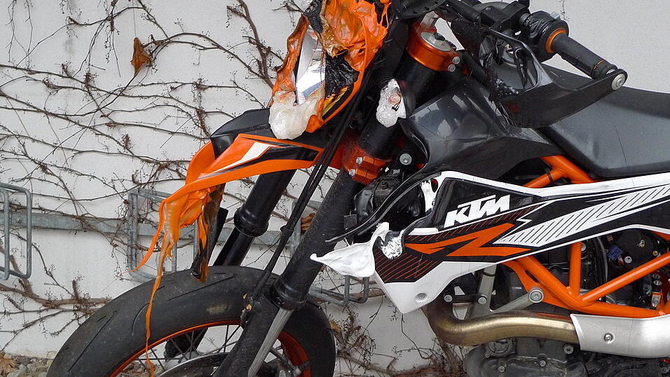 Detailbild: Das Motorrad stand etwa fünf Meter vom Brand entfernt. Detailbild: Das Motorrad stand etwa fünf Meter vom Brand entfernt.