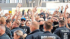 Gegendemonstranten zeigen auf dem Christopher Street Day in Bautzen das 'White Power'-Zeichen.