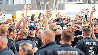 Gegendemonstranten zeigen auf dem Christopher Street Day in Bautzen das 'White Power'-Zeichen.