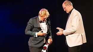 Goronwy Thom ließ sich von Stiftspropst Franz Joseph Baur die Keulen segnen.