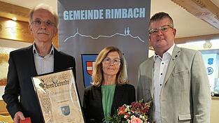 Dr. Willibald Schneider (l.) erh&auml;lt im Beisein seiner Frau Maria von B&uuml;rgermeister Heinz Niedermayer die B&uuml;rgermedaille der Gemeinde.
