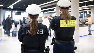 Deutschland muss an seinen Flughäfen weitere Vorbereitungen treffen, um den Anforderungen des neuen europäischen Asylsystems Gerecht zu werden. (Symbolbild) Deutschland muss an seinen Flughäfen weitere Vorbereitungen treffen, um den Anforderungen des neuen europäischen Asylsystems Gerecht zu werden. (Symbolbild)