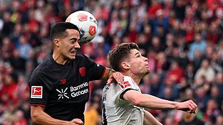 Leverkusens Lucas Vázquez und Gladbachs Lukas Ullrich kämpfen um den Ball.