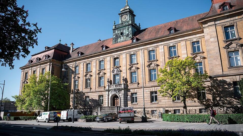 Der Angeklagte soll in Bayern einen Überfall und in Baden-Württemberg einen Einbruch begangen haben. (Symbolbild) Der Angeklagte soll in Bayern einen Überfall und in Baden-Württemberg einen Einbruch begangen haben. (Symbolbild)